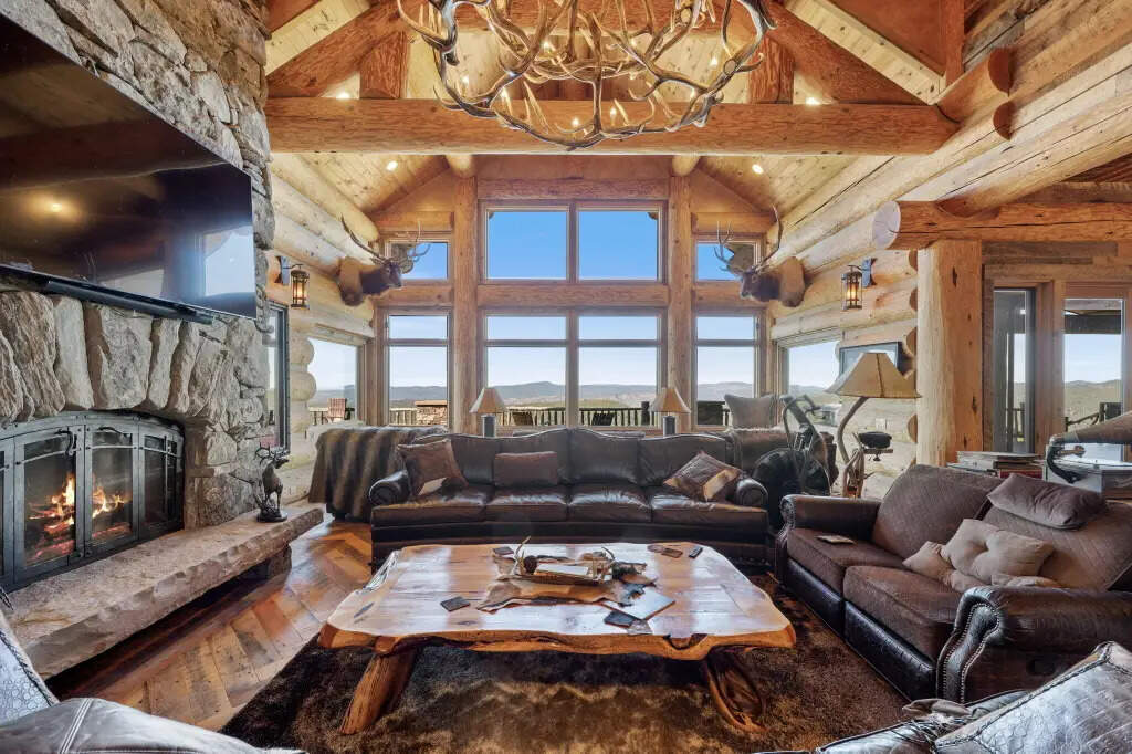 Oregon ranch has a mountain-top lodge