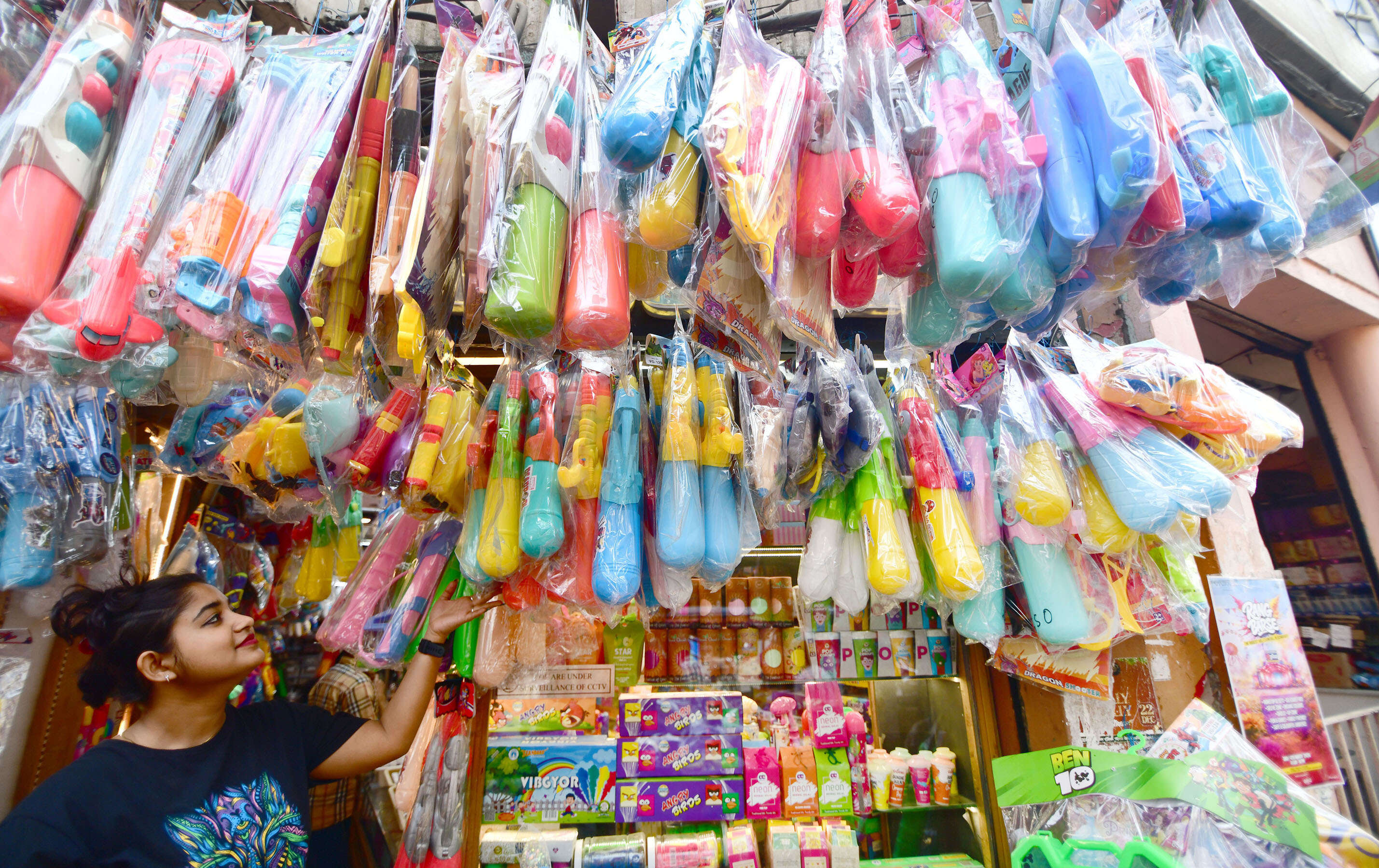 cf95d5a1-0038-43c8-8906-78f895d17140_25-02-26_Guwahati-_Holi_Market_3.jpg