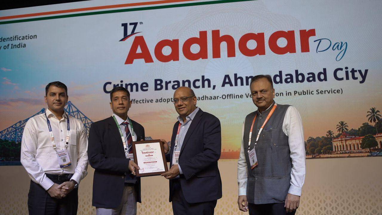 Ahmedabad JCP crime Sharad Singhal receiving the award from UIDAI.jpeg
