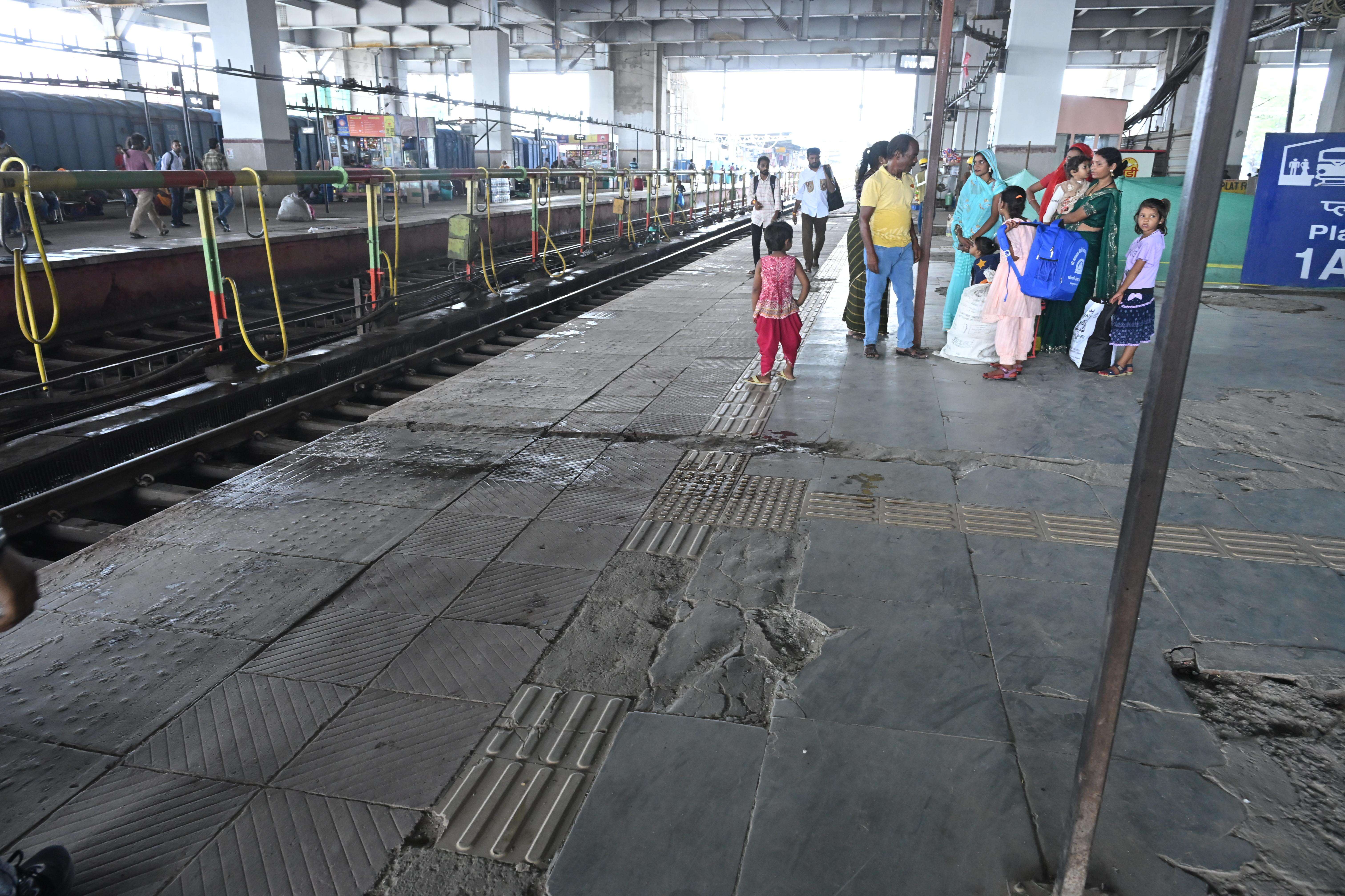 Drainange cover placed on the TGSI tiles obstructing the pathway on platform 1 (2).JPG