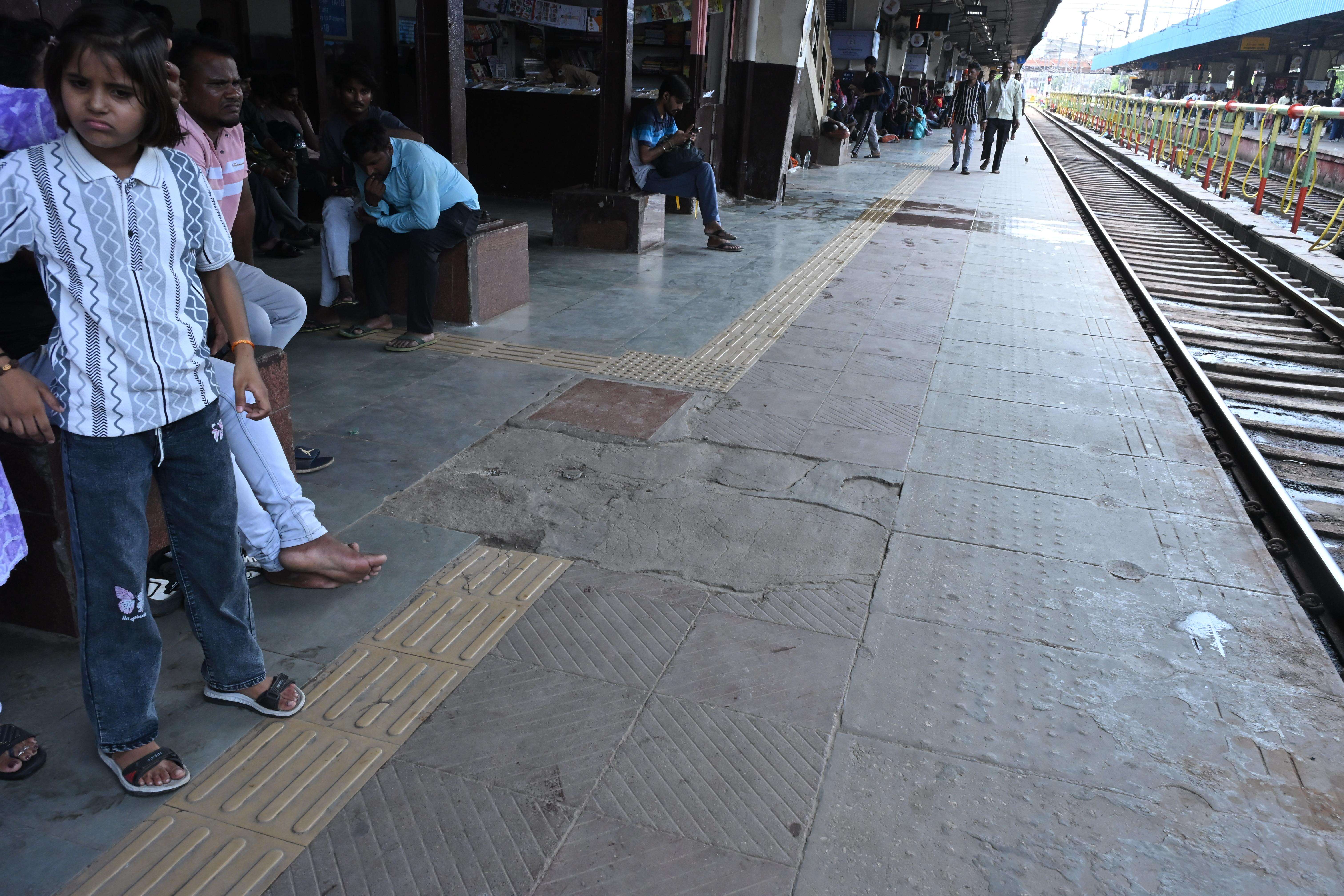 Drainange cover placed on the TGSI tiles obstructing the pathway on platform 1 (1).JPG
