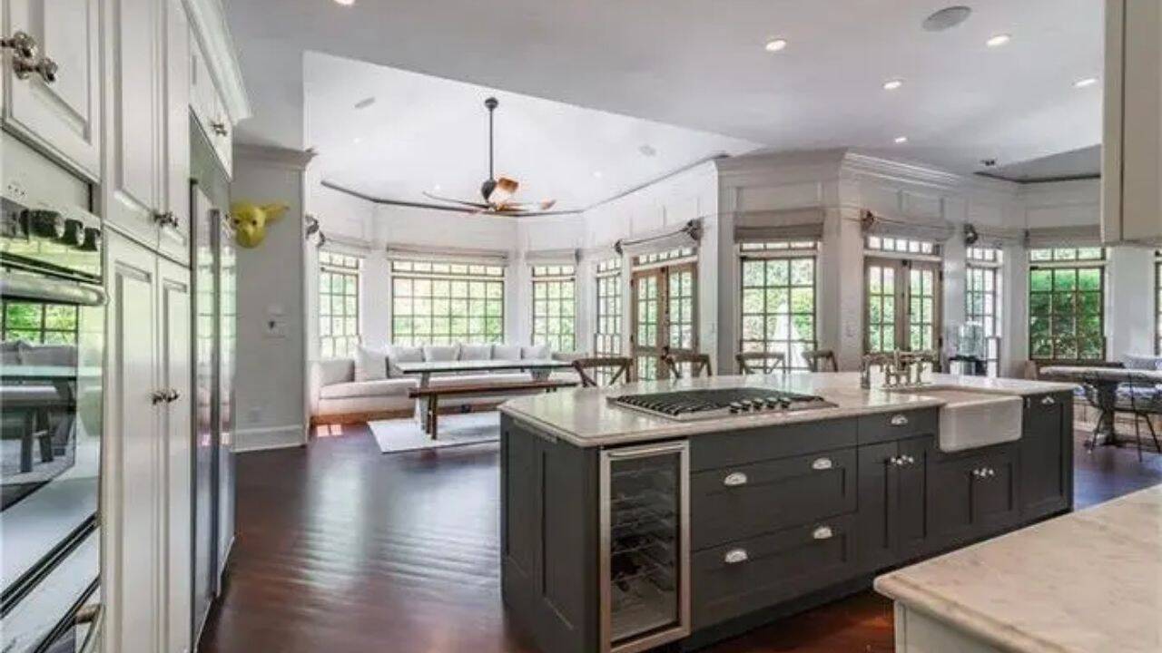 At just 21, Usher turned his childhood ambition into reality, purchasing Reid’s former residence for $1.2 million<br>