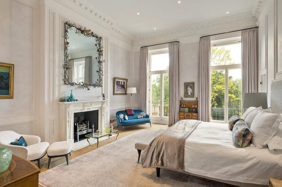 The bedroom with the fireplace