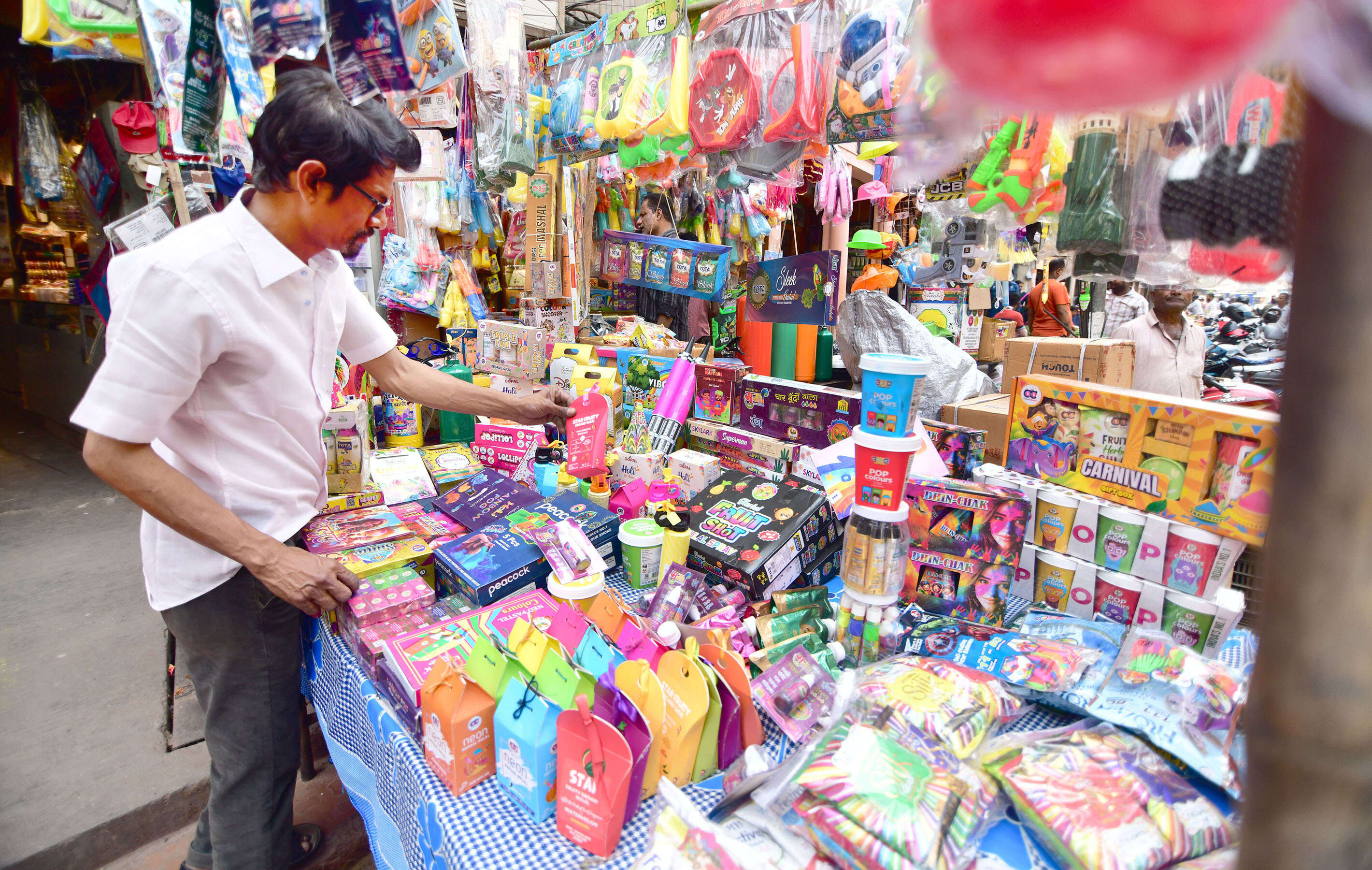 bf6ea5a2-6f32-47cb-a4d5-266769dbb08f_25-02-26_Guwahati-_Holi_Market_4.jpg