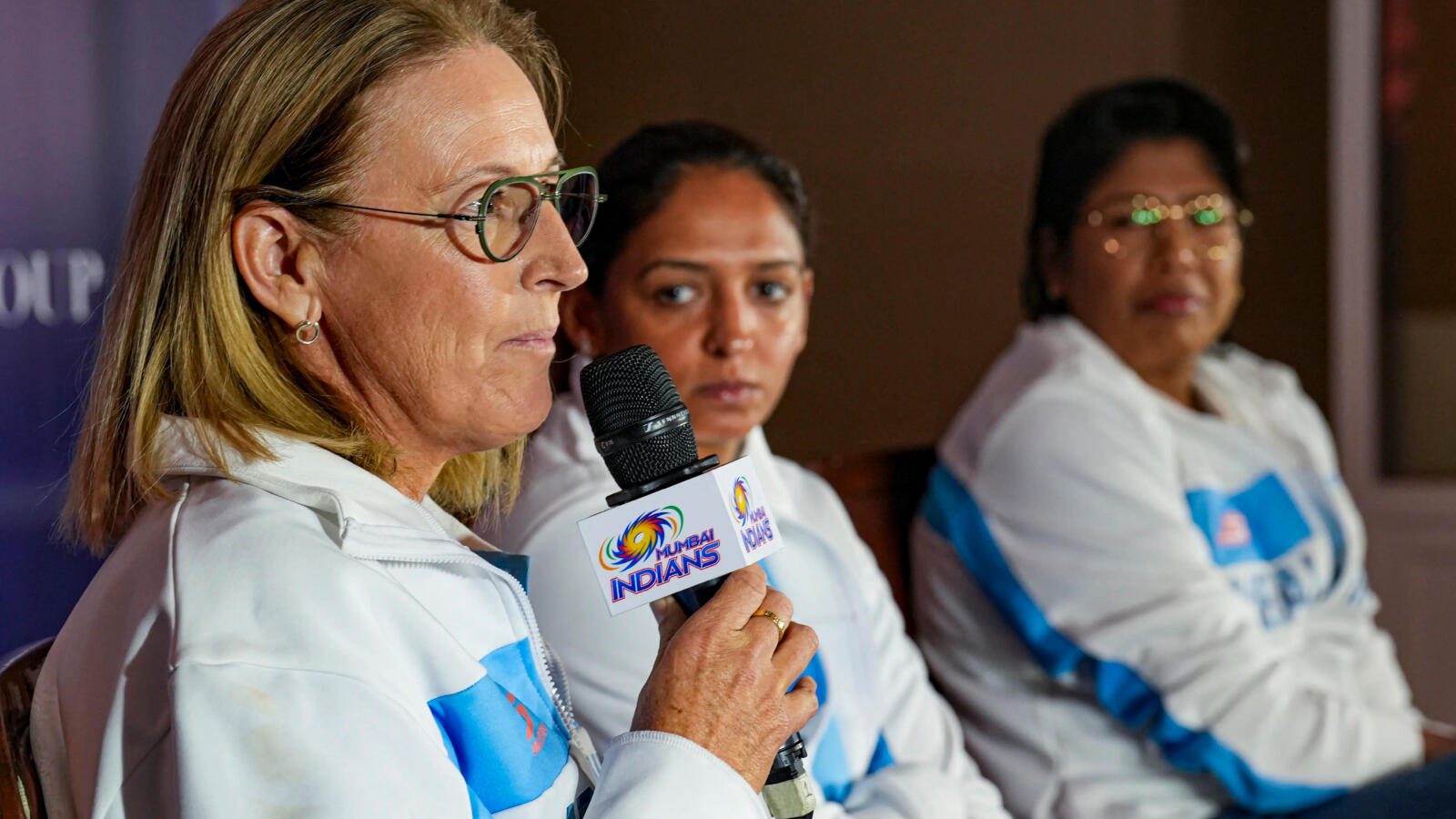 Lisa Keightley (left) and Harmanpreet Kaur.