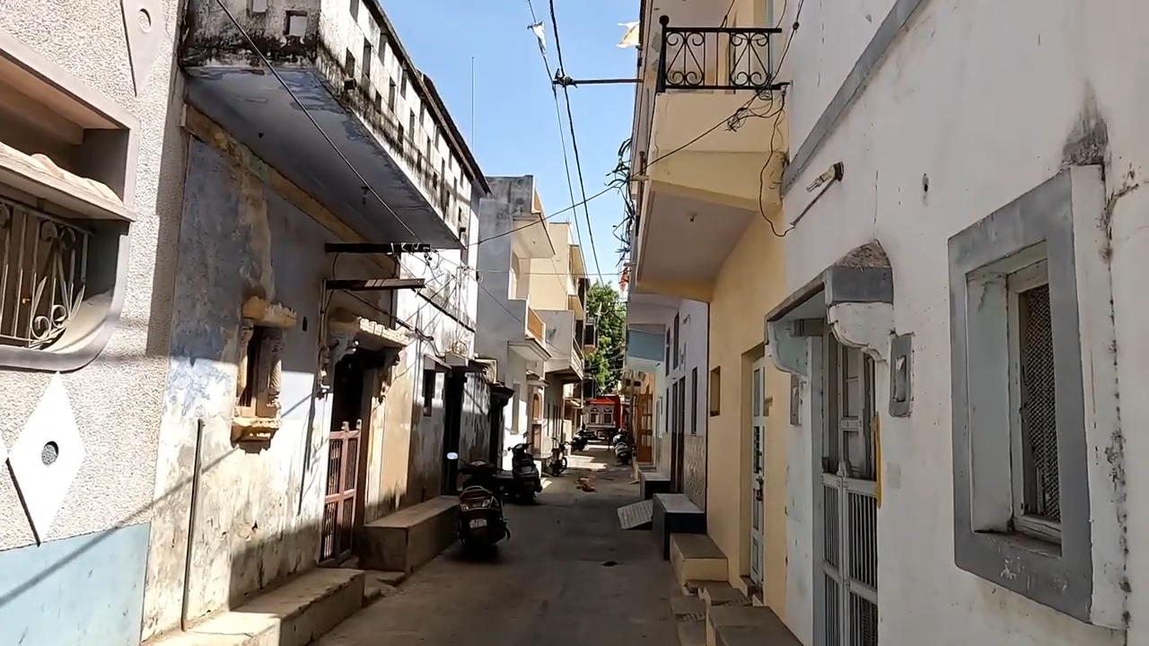A street in Madhapar.