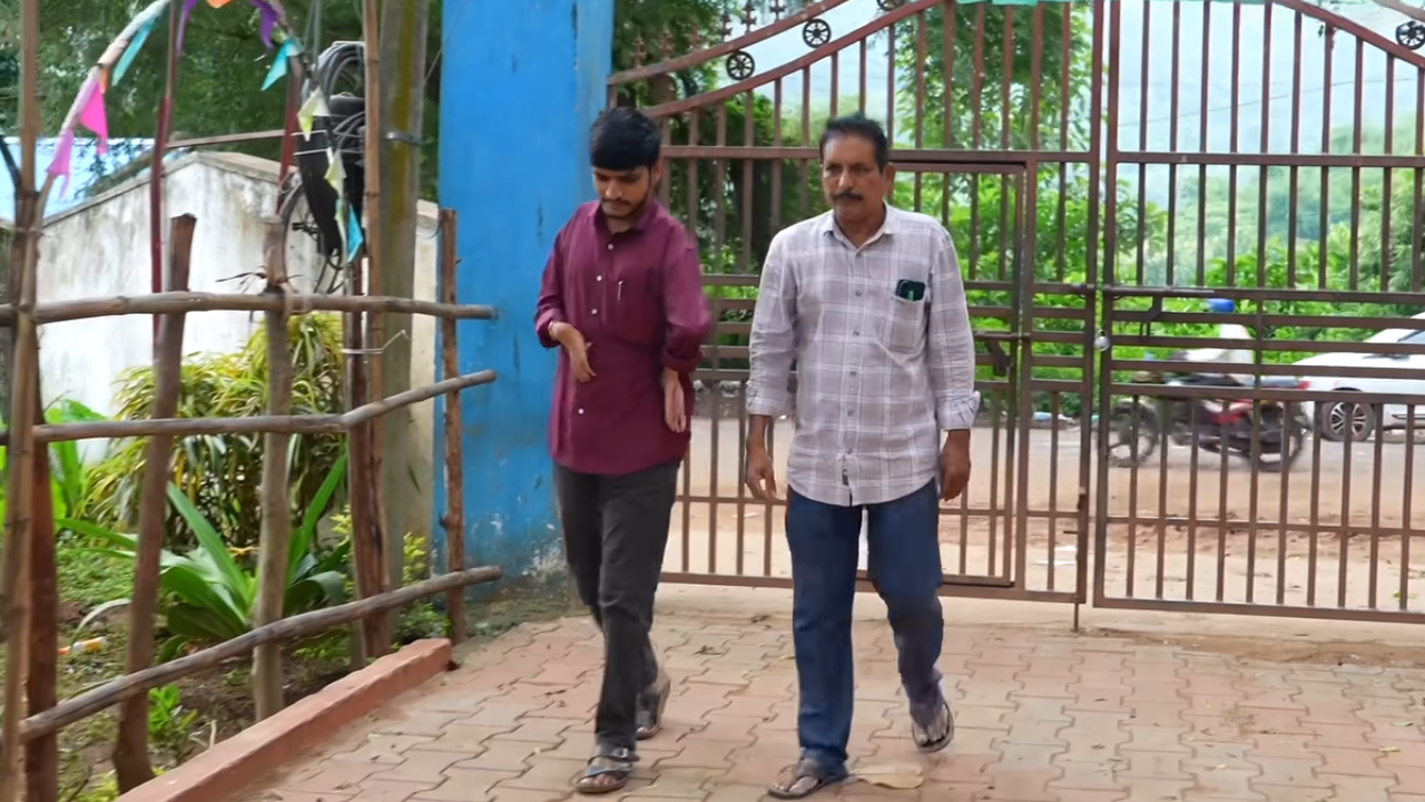 Naidu with his father, who was once told that his son would have a difficult life ahead. (Photo: BBC News Hindi)<br>