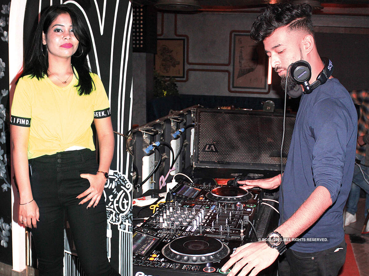 (L) Roshani (R) DJ Vv