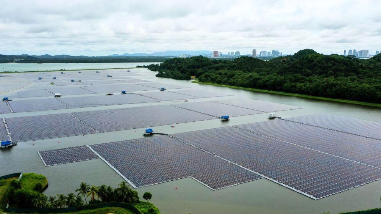 The 60 MWp farm covers only one-third of the reservoir<br>