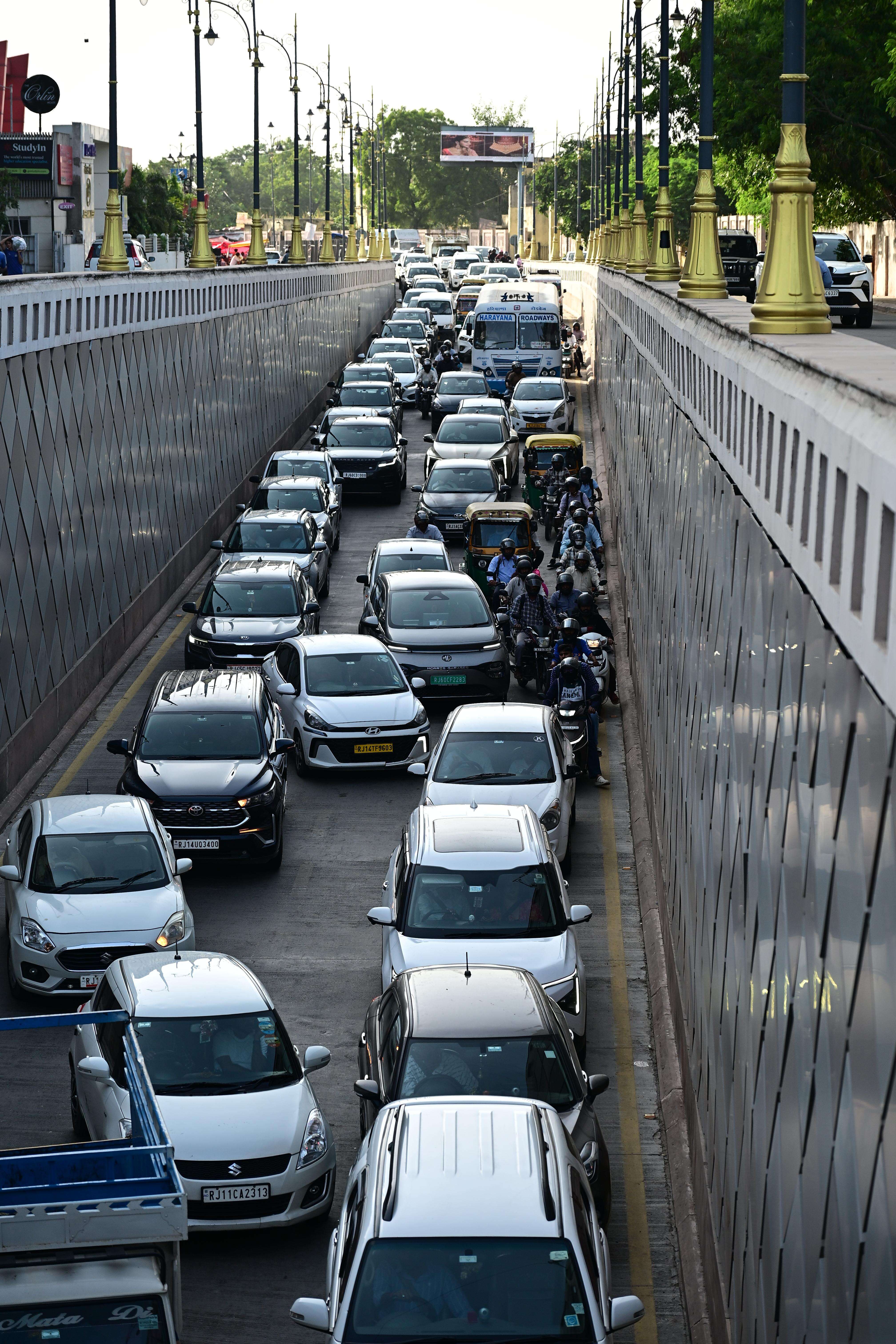Advocates blocked Tonk Road demanding justice for Prem Prakash Khinchi and traffic jam (2).JPG