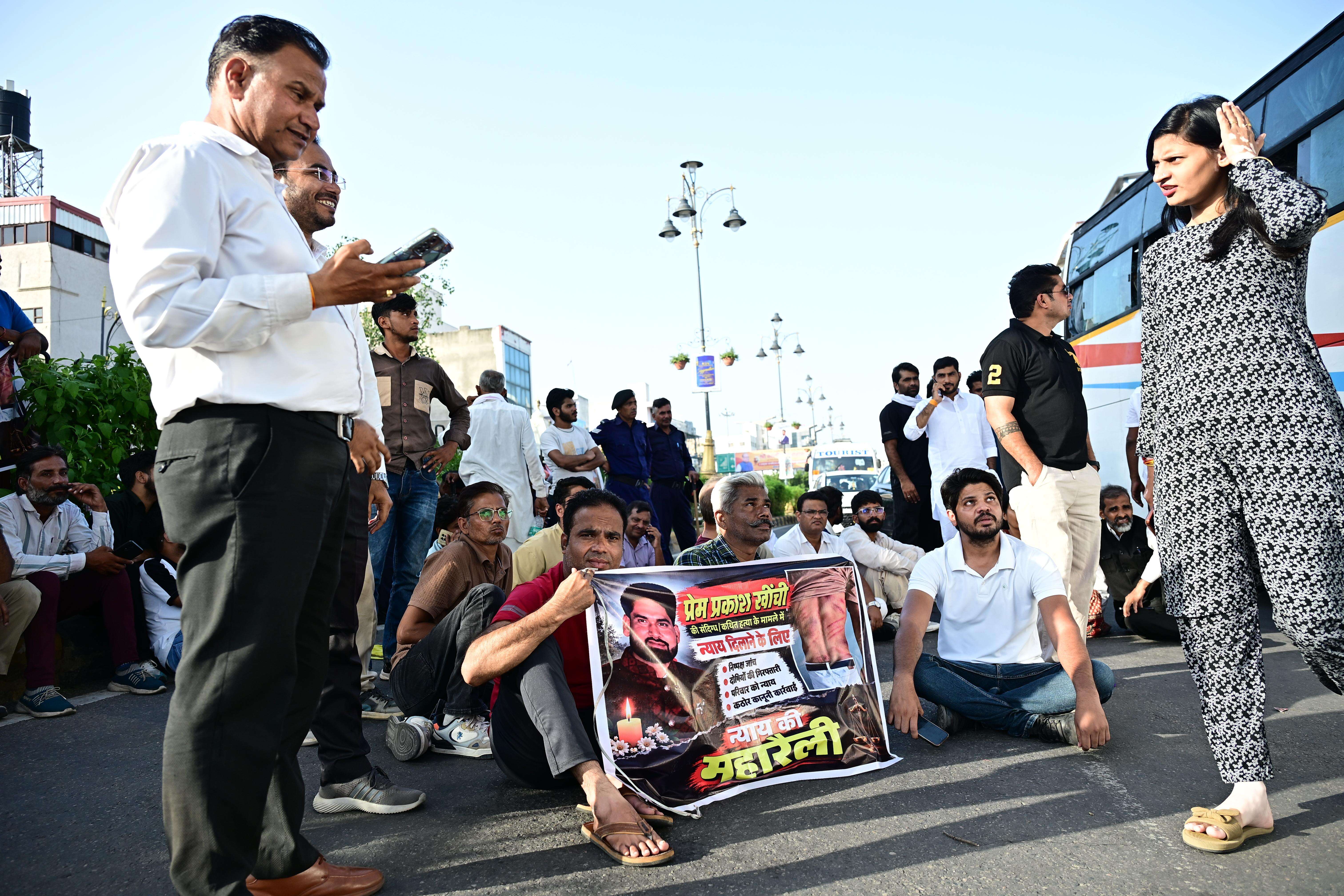 Advocates blocked Tonk Road demanding justice for Prem Prakash Khinchi and traffic jam (13).JPG