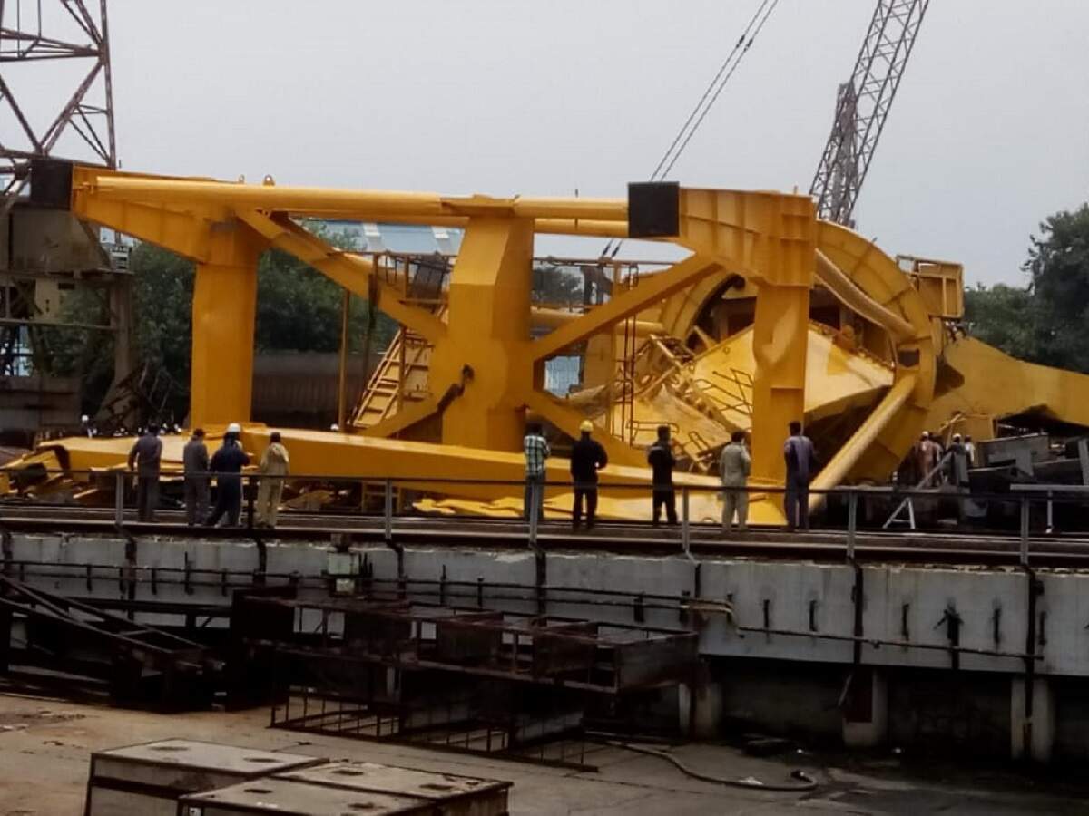 Watch Ten killed, several injured in crane mishap at Hindustan