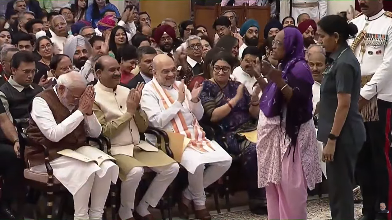 Hirbai Lobi met PM Narendra Modi at the Padma Awards.<br>