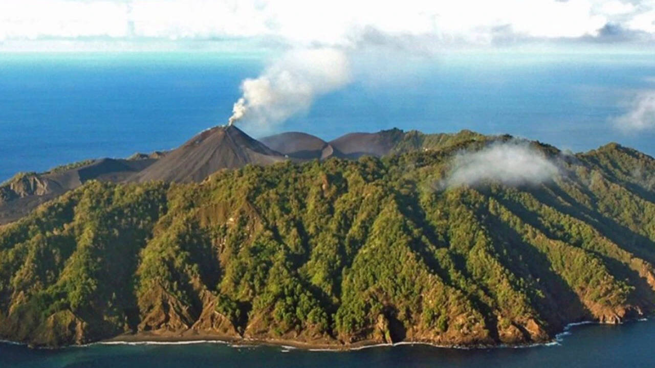 India’s only confirmed active volcano rises from the Andaman Sea, surrounded by black lava slopes and deep-blue water; travellers can view the remote volcanic island by boat, but landing is restricted<br>