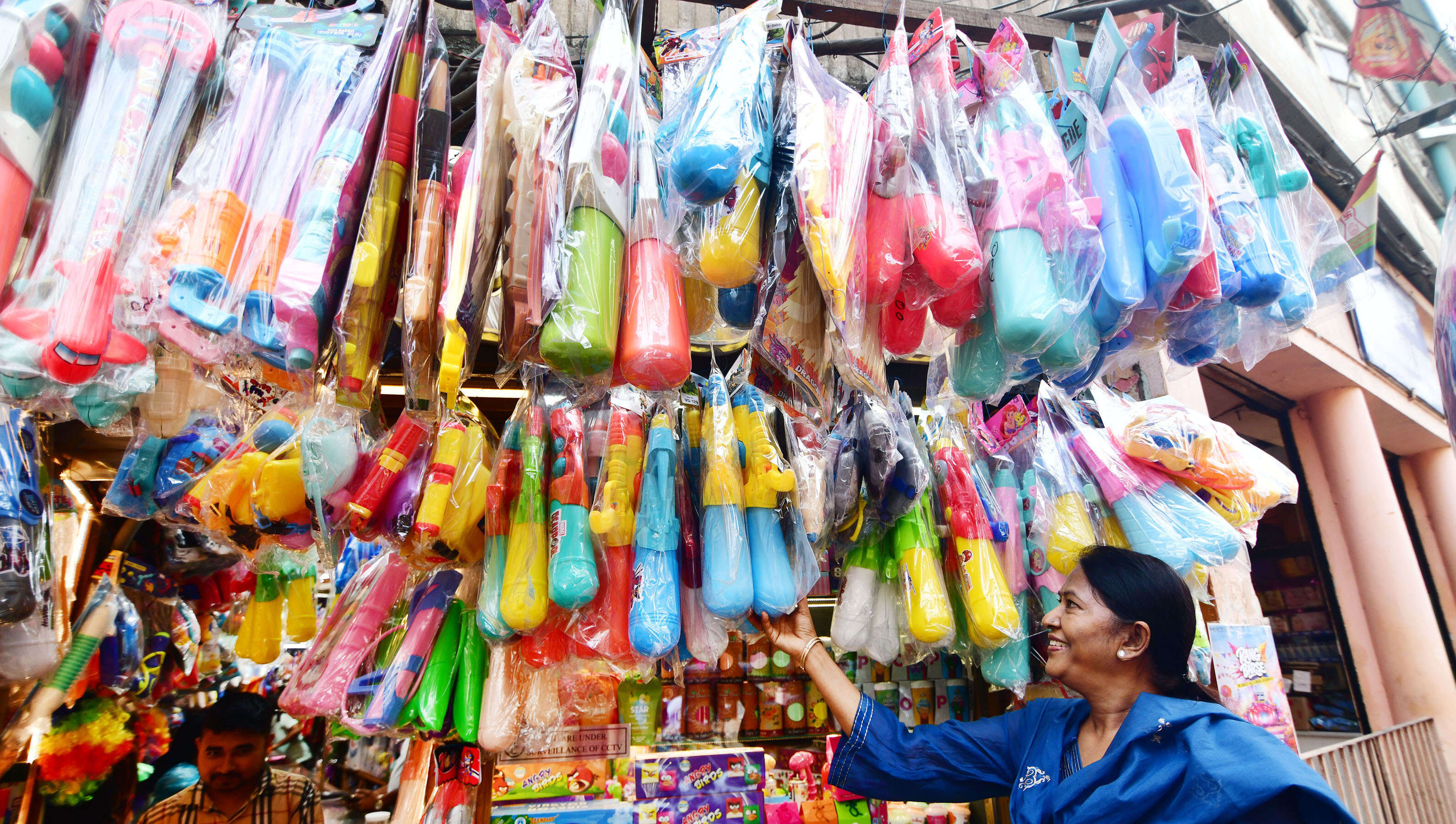 c8ed1da5-ae8d-4809-bacd-fd60106484a2_25-02-26_Guwahati-_Holi_Market_9.jpg