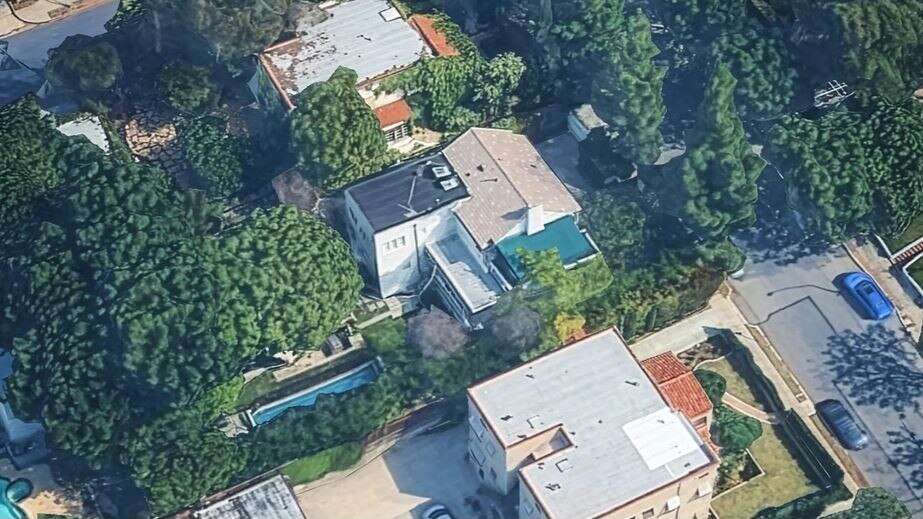 Amanda Seyfried lists her Los Angeles home for $3.2 million after 15 years.