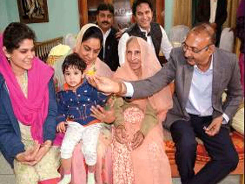 Congress workers, family celebrate after Ashok Gehlot’s name announced