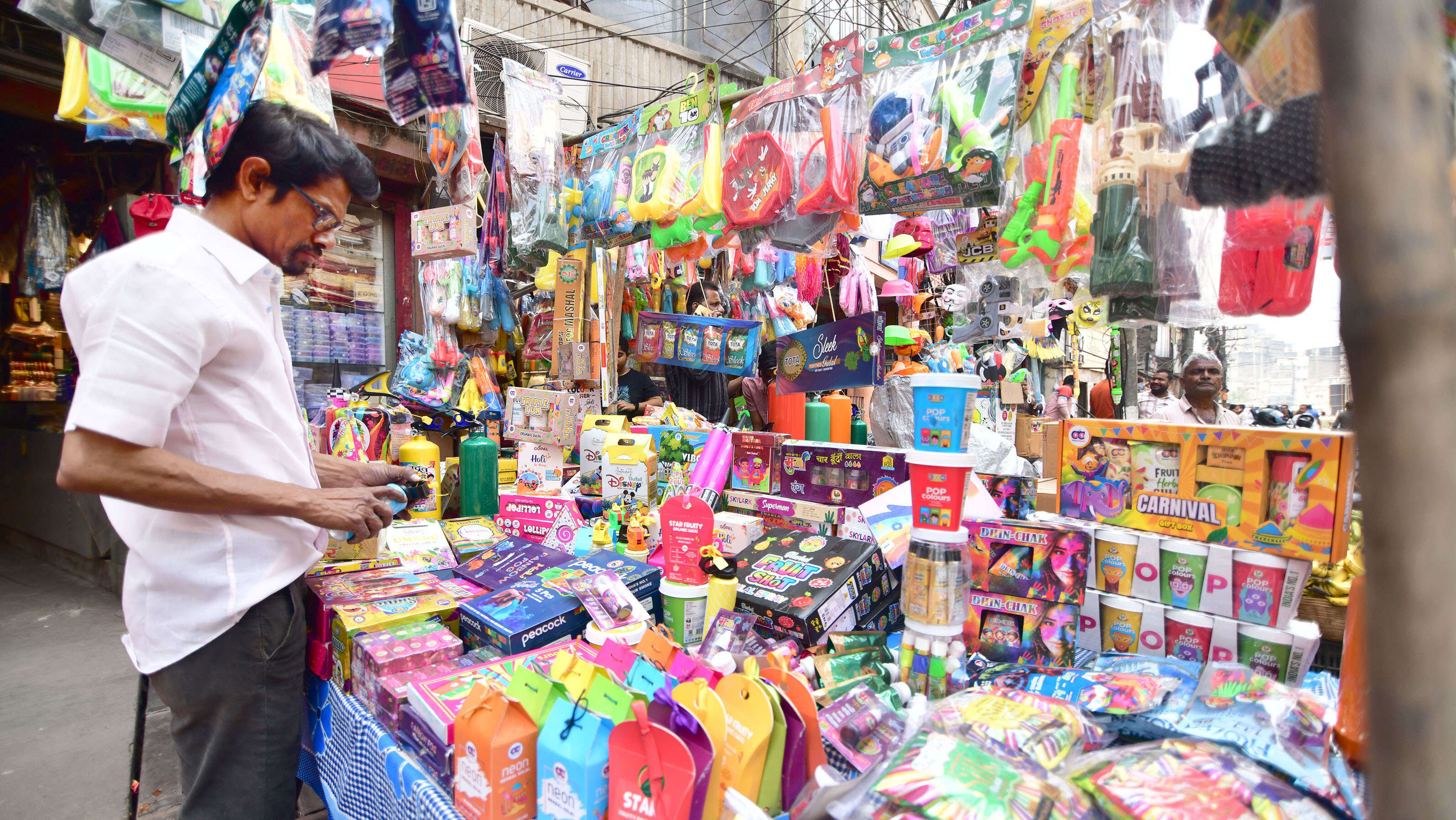 383b6f97-ca2d-40c8-af08-57e5b9249c9a_25-02-26_Guwahati-_Holi_Market_6.jpg