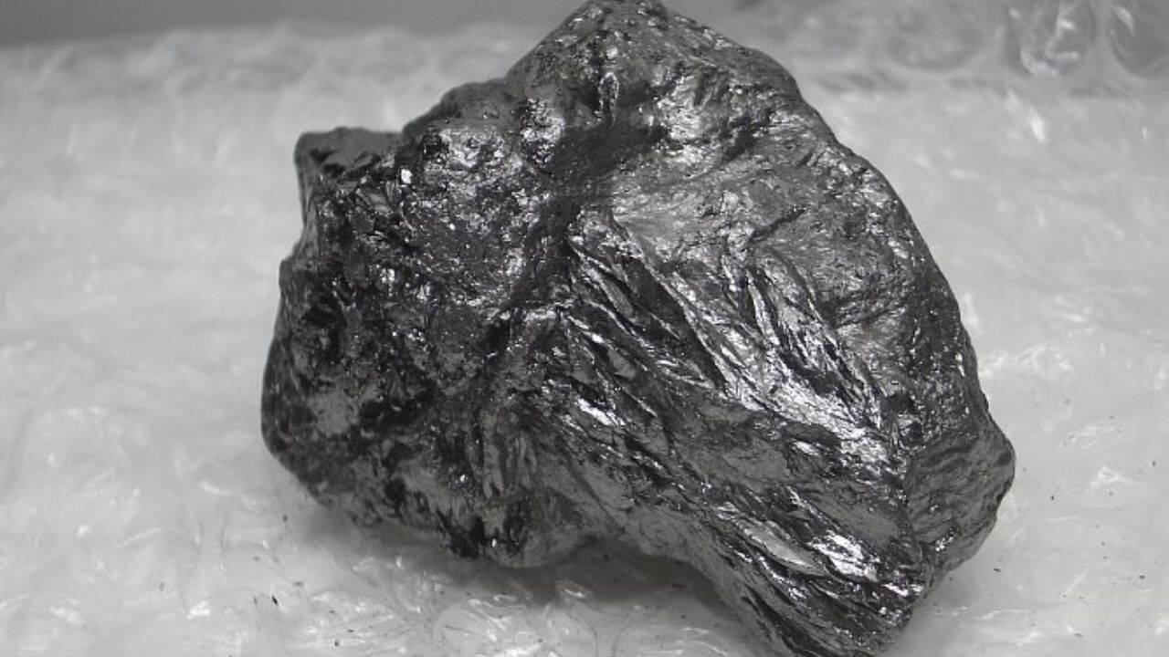 How did a hydrogen experiment unexpectedly produce high-quality graphite