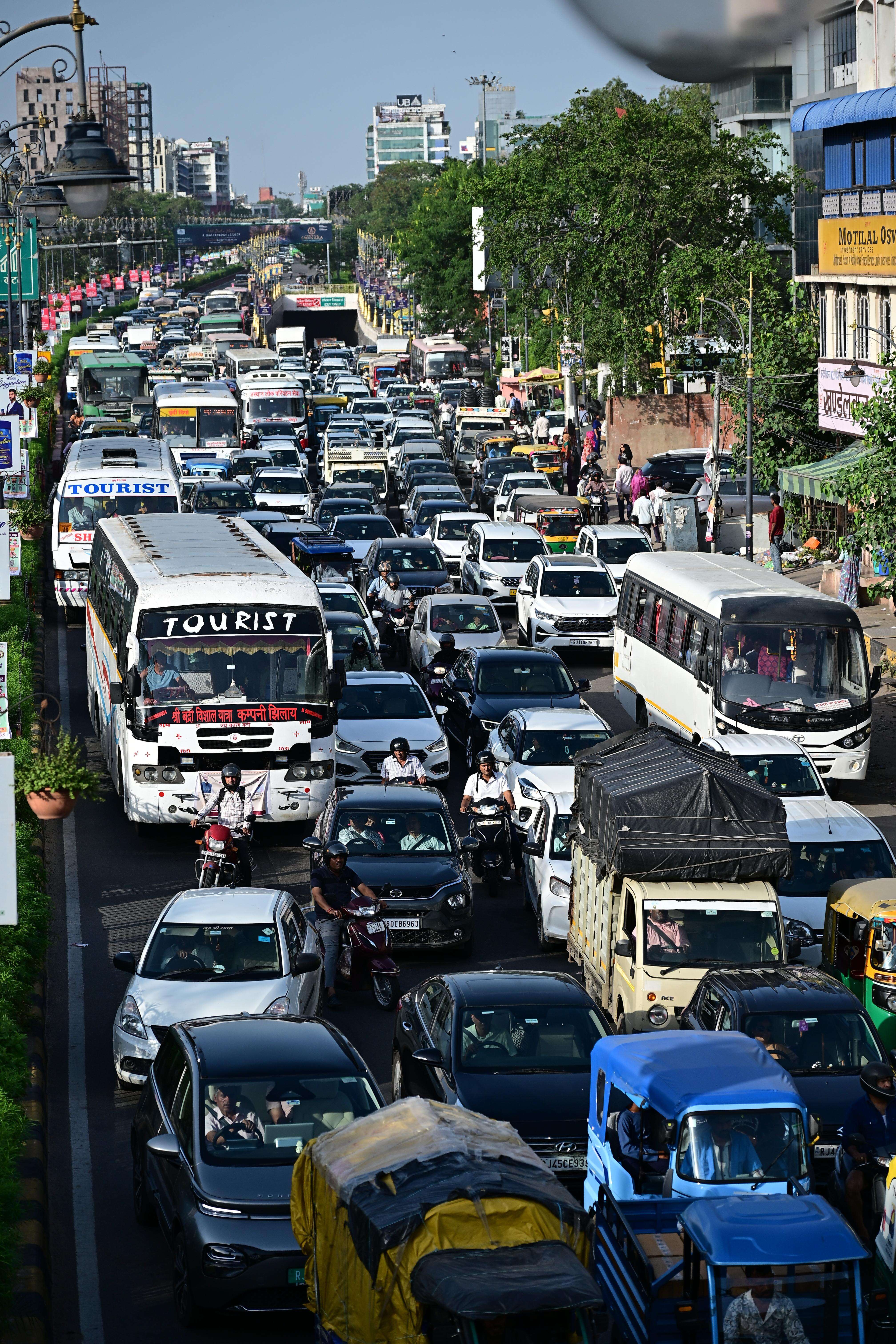 Advocates blocked Tonk Road demanding justice for Prem Prakash Khinchi and traffic jam (8).JPG
