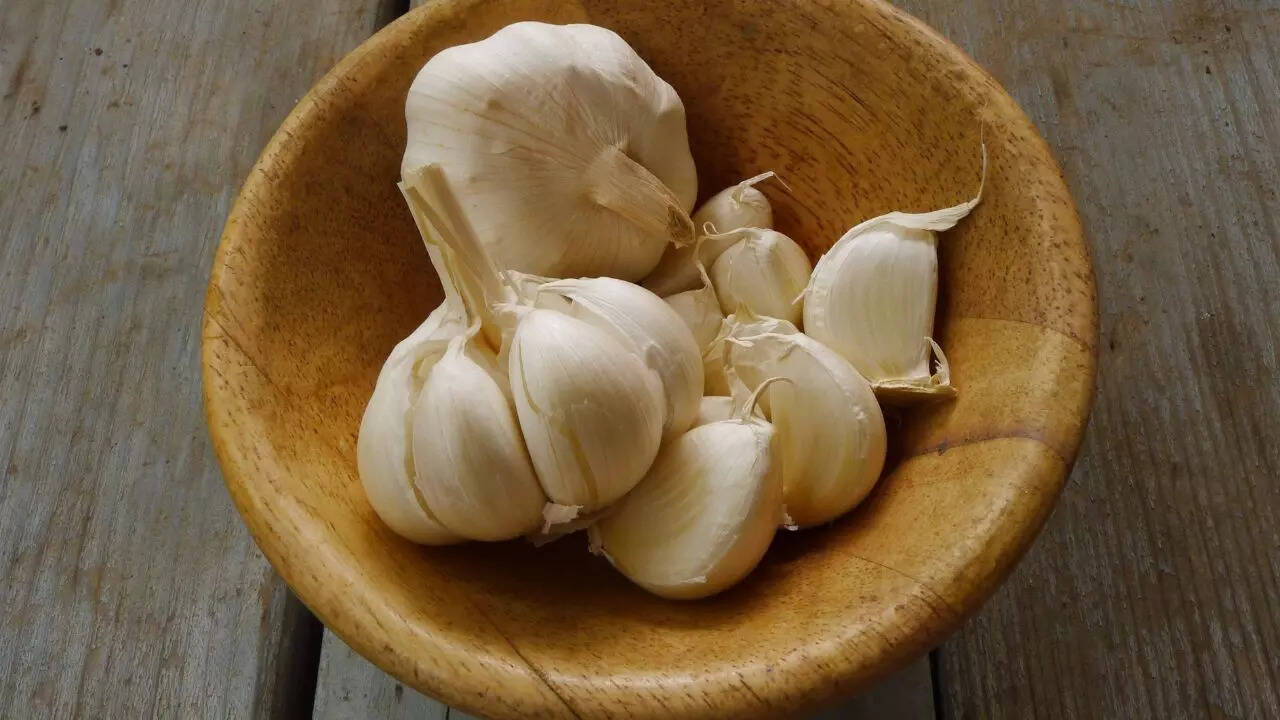 Both garlic and onion work as natural repellents due to their strong odours, which lizards avoid.