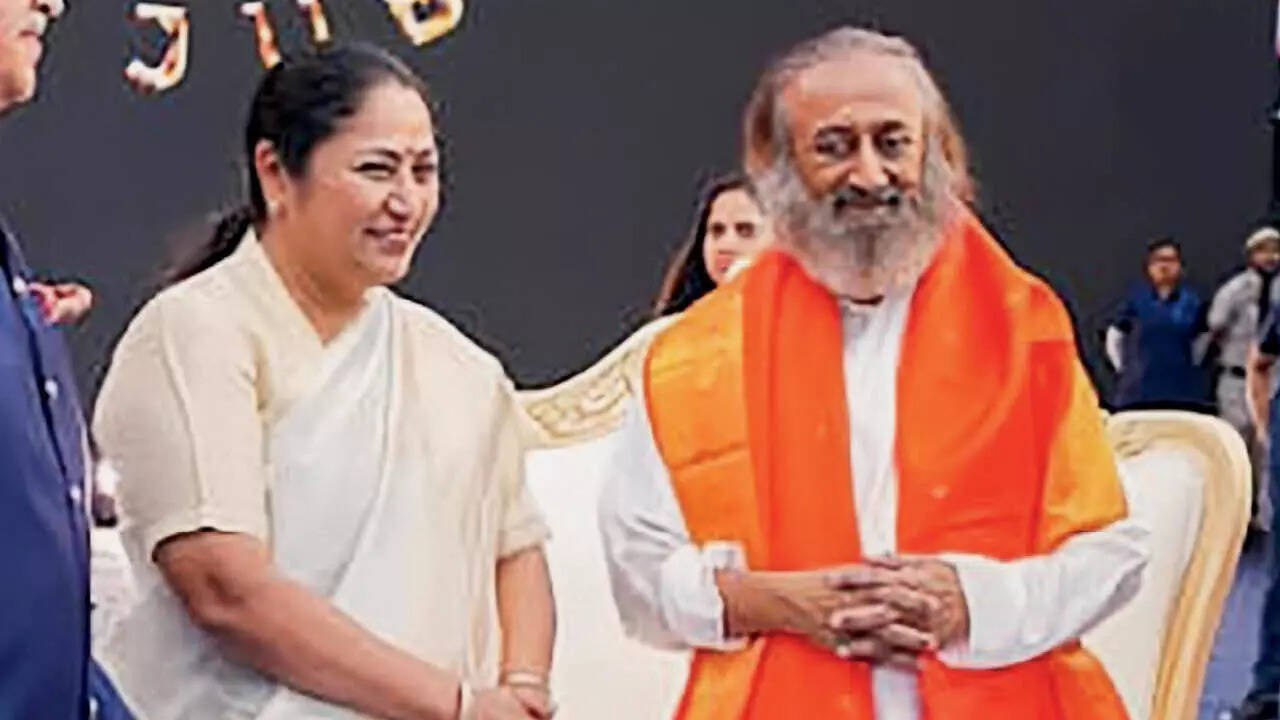 Delhi Chief Minister Rekha Gupta and Sri Sri Ravi Shankar