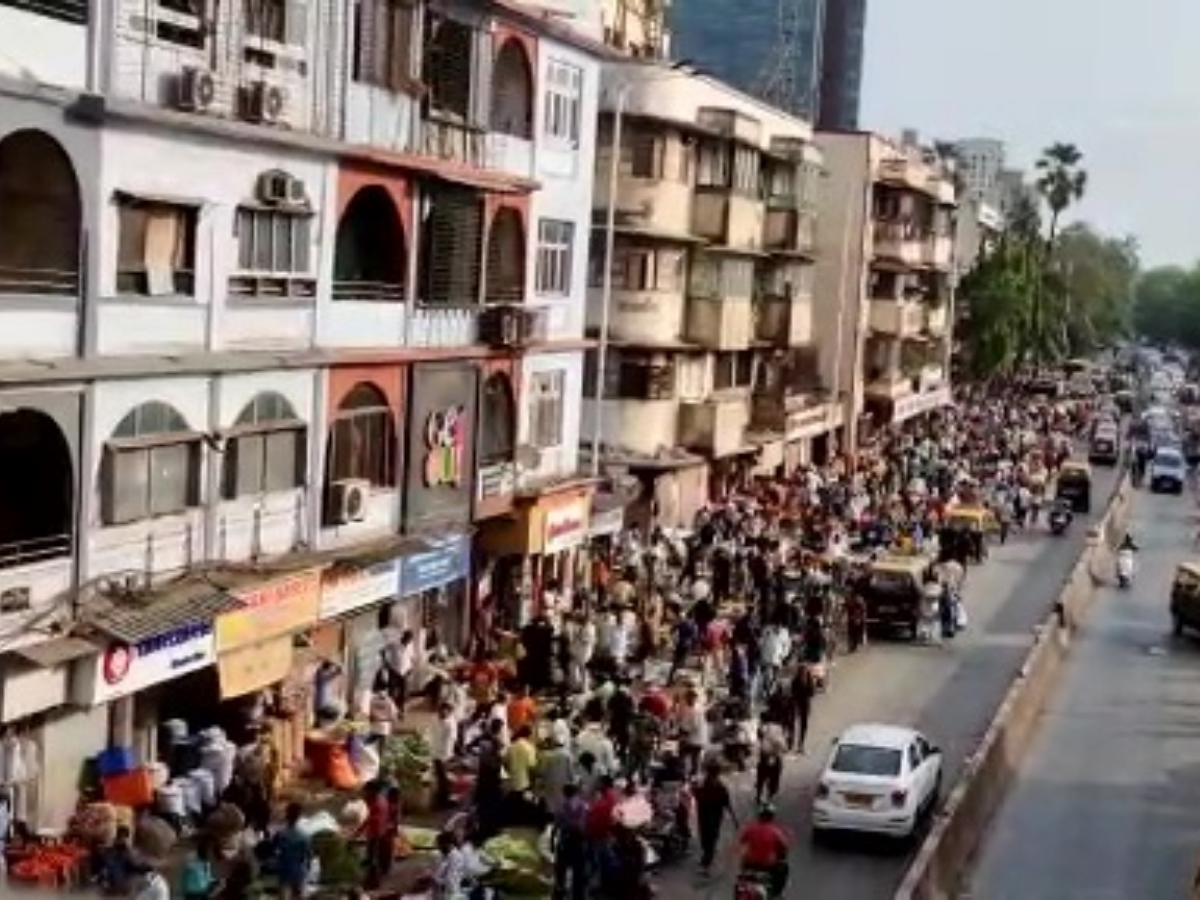 Mumbai: Locals flout COVID-19 norms at Dadar market
