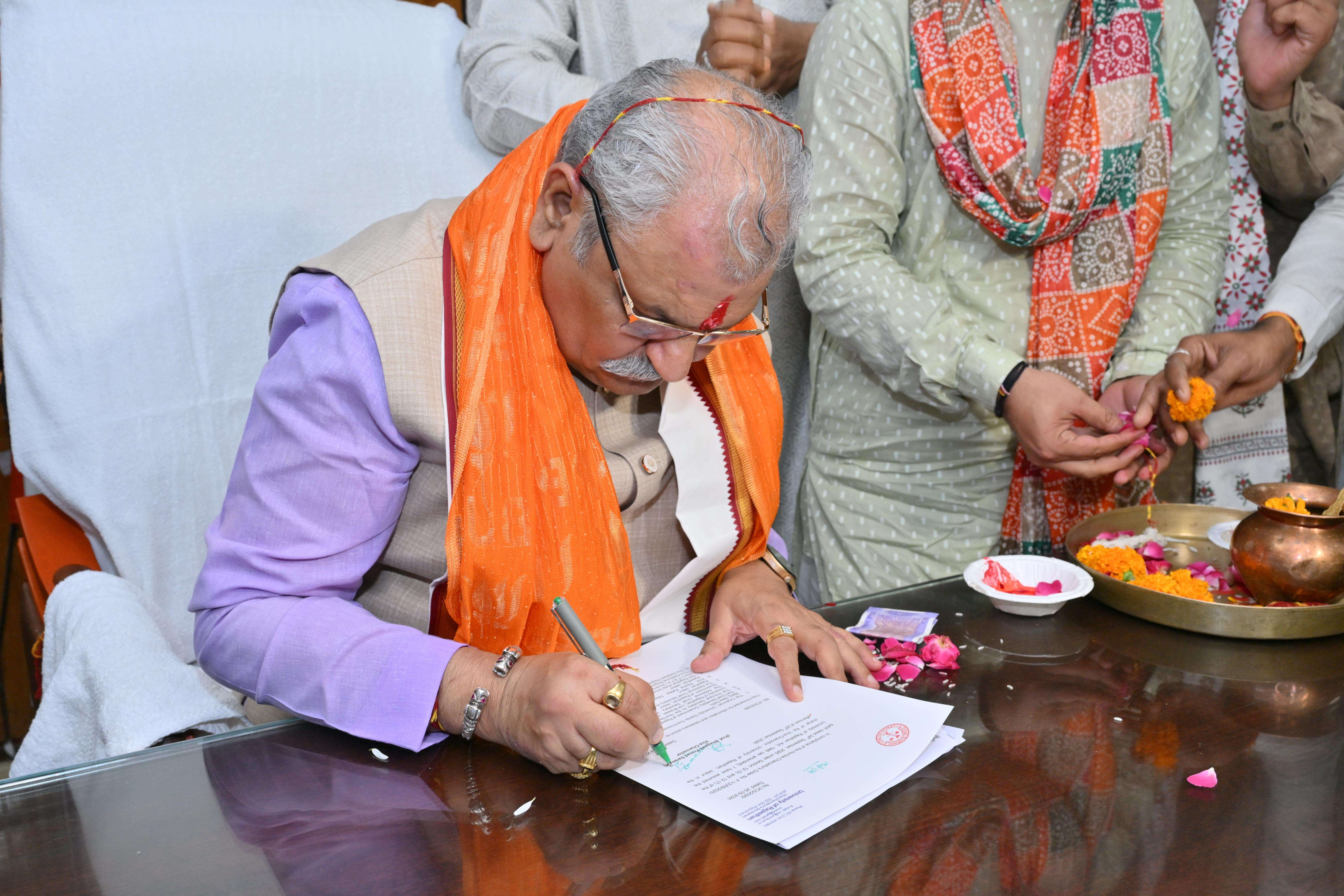 Rajasthan University VC Prof Bhagwati Prasad Saraswat took charge at RU (13).jpeg