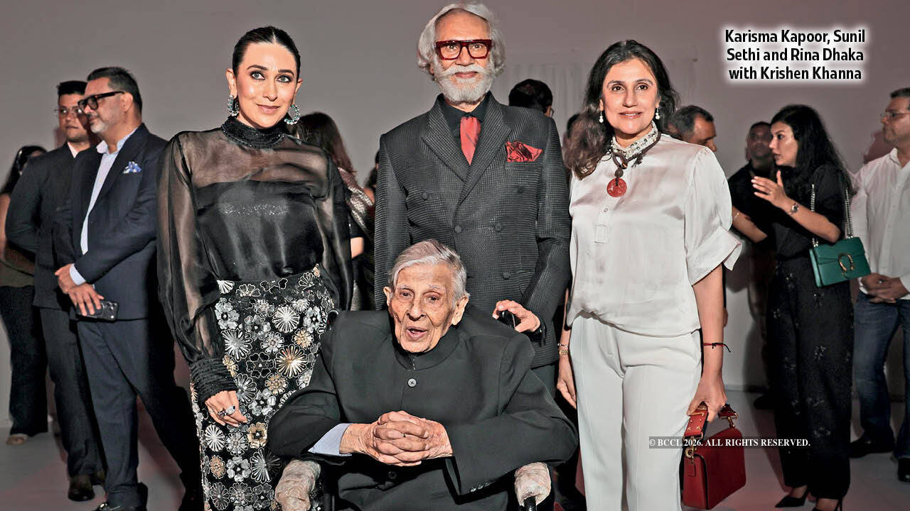 Karisma Kapoor, Sunil Sethi and Rina Dhaka with Krishen Khanna