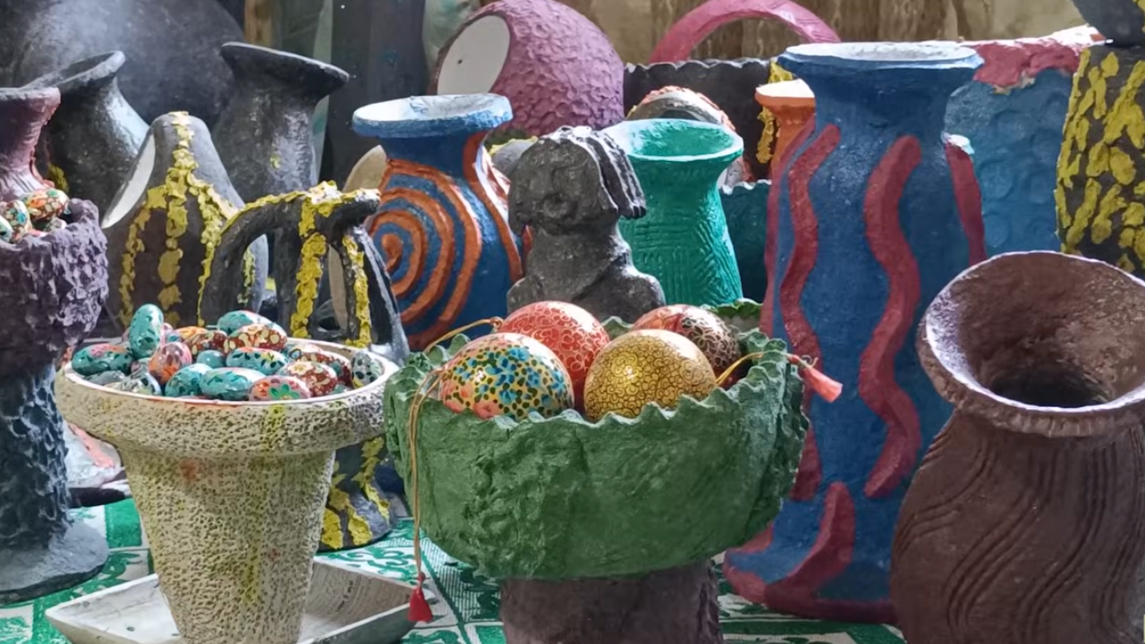 Dal Lake weeds, once treated as waste, are being given a new life through traditional craft.<br>