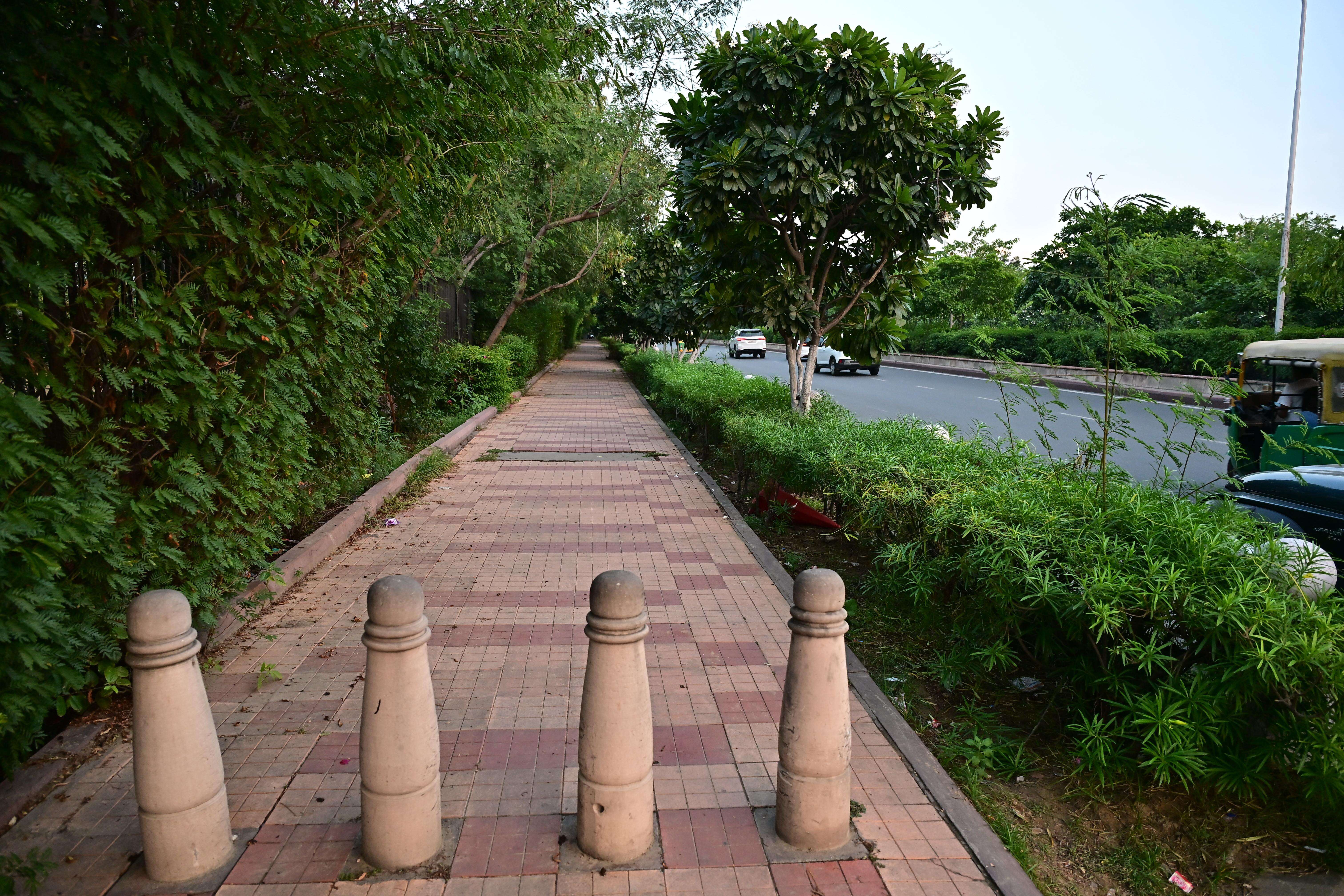 Pavement adjacent to the Rambagh Hotel on Bhawani Singh Marg (2).JPG