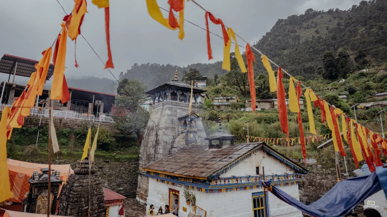 According to Hindu beliefs, the wedding of Shiva and Parvati took place here in the Treta Yuga.