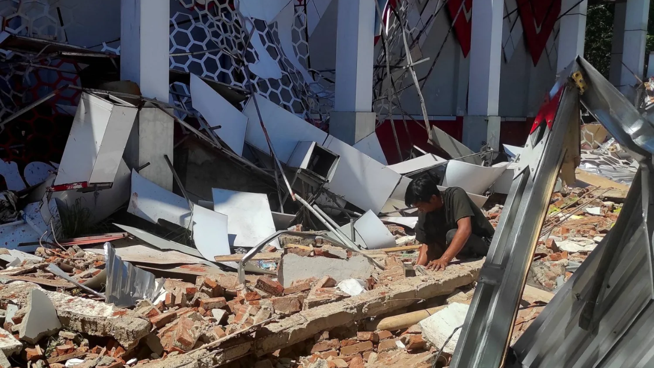 Rescue efforts were slowed by landslides and damaged roads (Image: Tonny Rarung)<br>