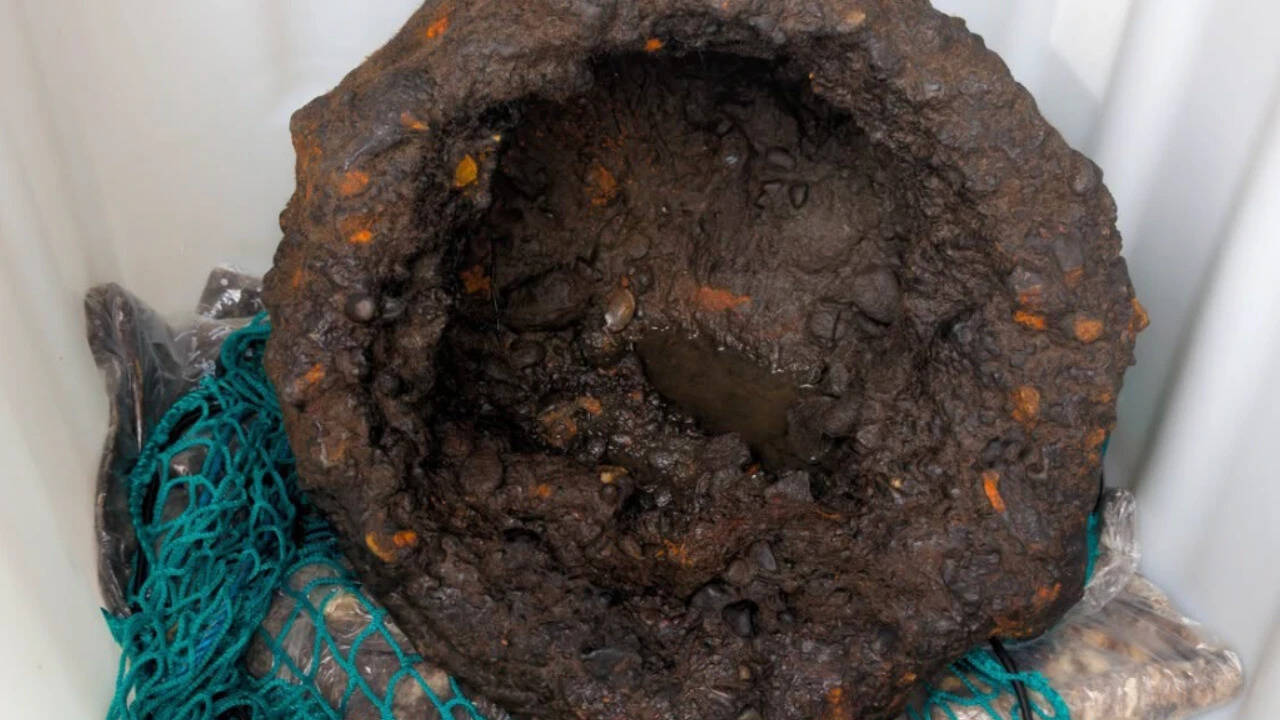 A diver searching the bottom of England’s River Wear has pulled up a huge three-legged iron cauldron that lay hidden underwater for hundreds of years, and researchers are still trying to work out how it got there<br>