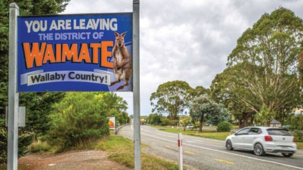 A sign on the southbound approach to the Waitaki bridge at Kurow.