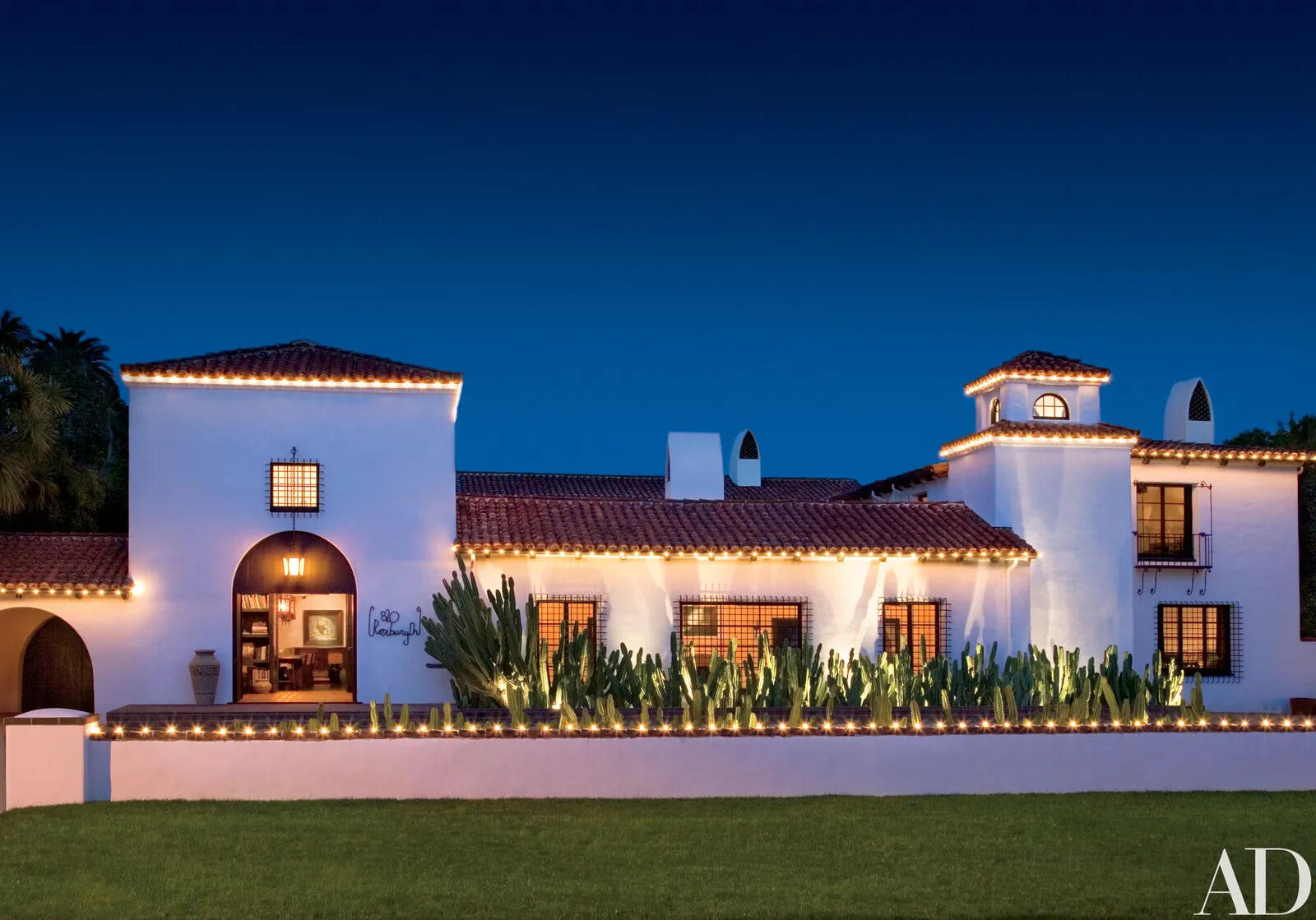 The Beverly Hills estate features a resort-style backyard with a swimming pool, spa, guesthouse and sport court, offering plenty of space for entertaining and relaxation.
