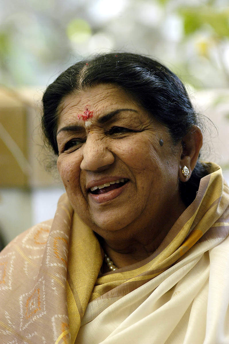 Lata Mangeshkar: Lata Mangeshkar remembers father on birth anniversary