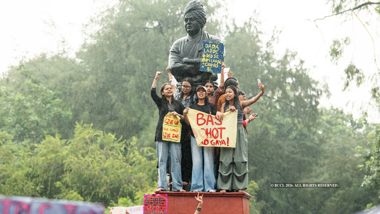 Making a statement of fearlessness and freedom, students climbed the pedestal of Vivekananda’s statue in the Faculty of Arts