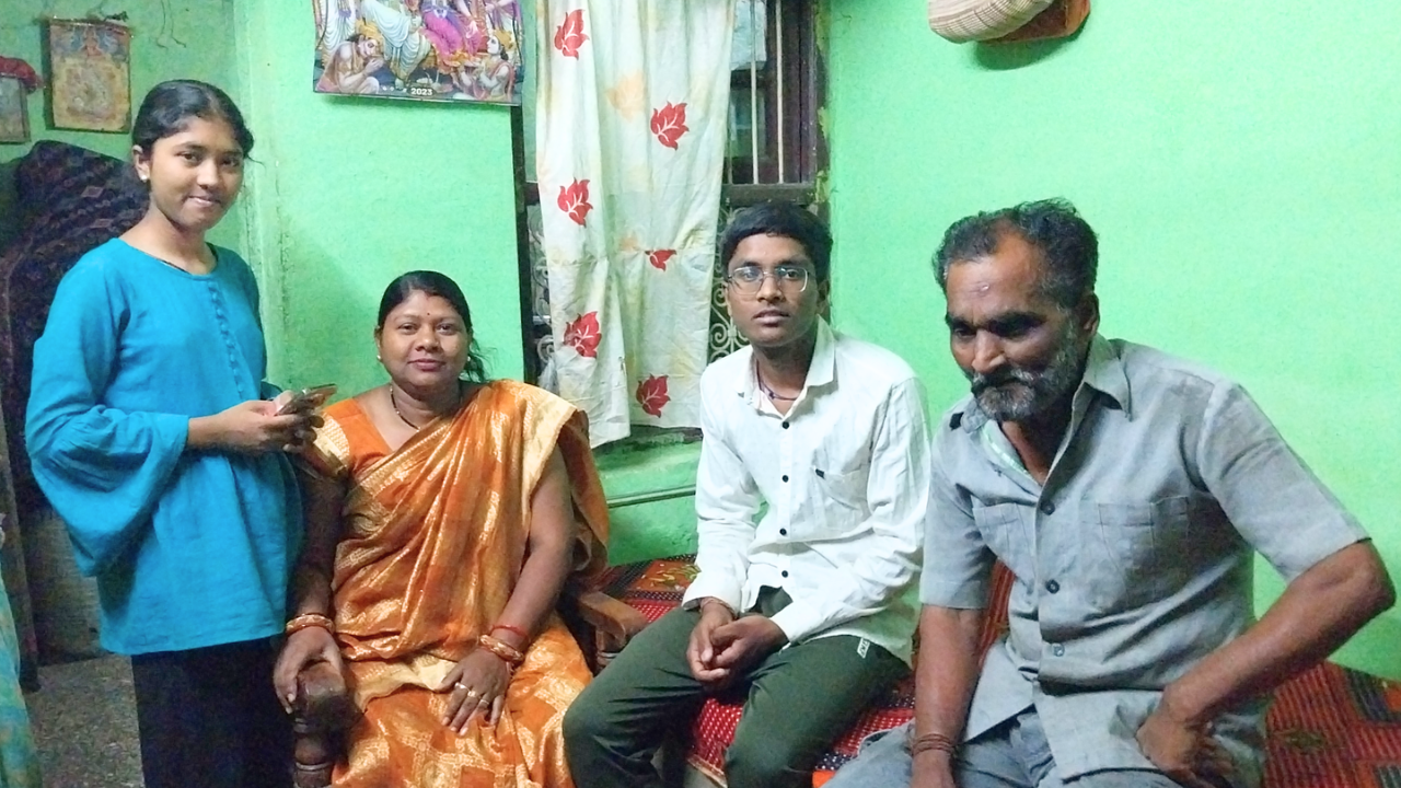 Om Chouksey with his family at their home (Photo: ETV Bharat)<br>