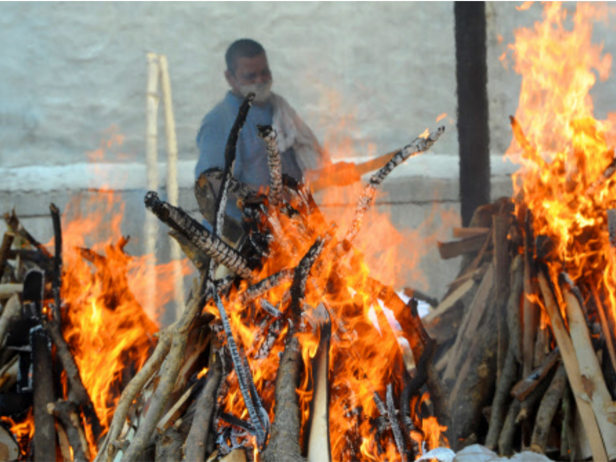 Over flooding Crematorium : When a 19-year-old in Badlapur crematorium had to light 25 pyres in just 24 hours - Vimarsana News