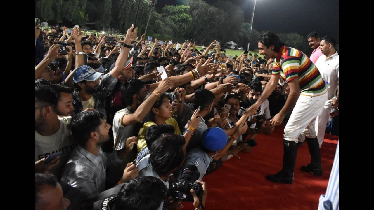 Padmanabh Singh accepting the greetings of the mammoth crowd