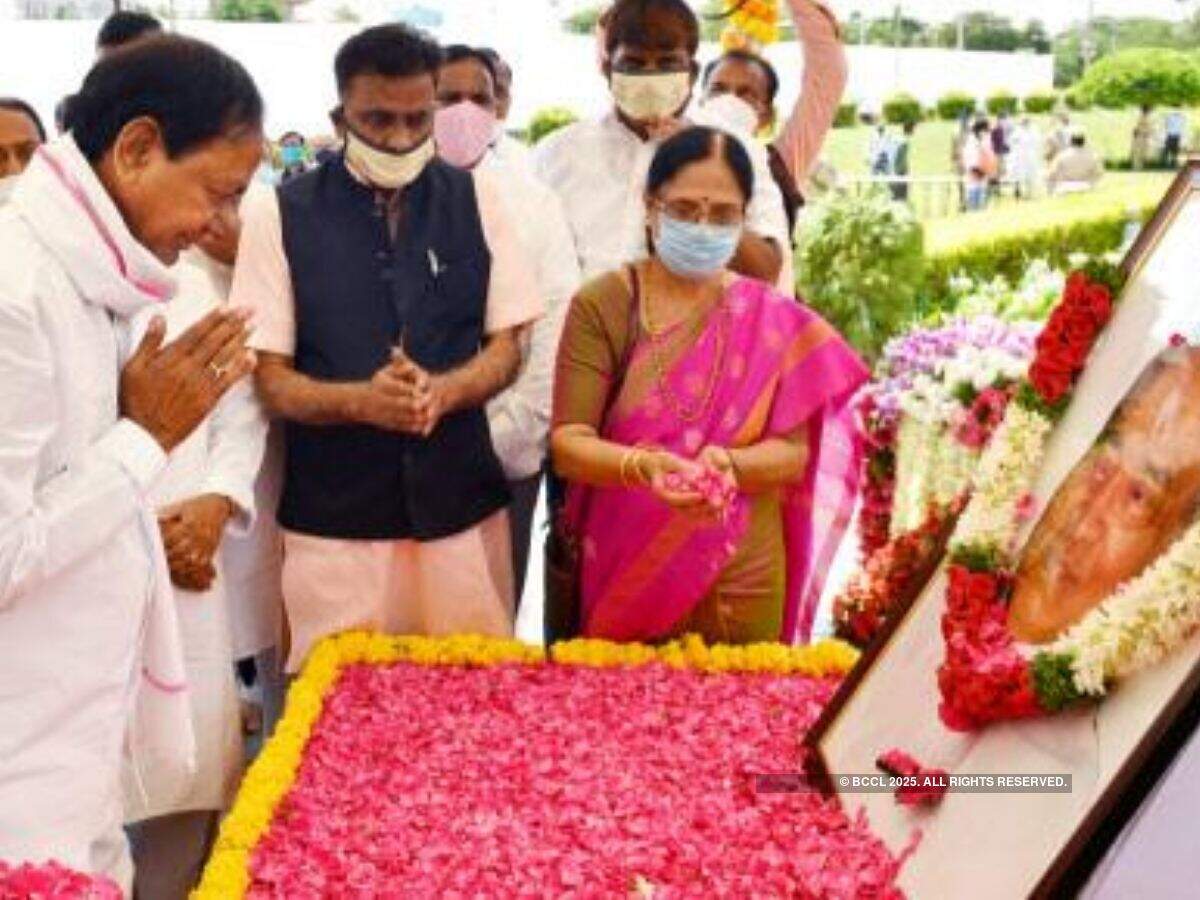 Sonia Gandhi, Rahul Gandhi and Manmohan Singh pay tributes to PV Narasimha Rao as KCR launches centenary celebrations