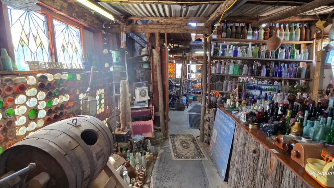 Today, the building houses a small museum featuring objects linked to opal mining and minerals.