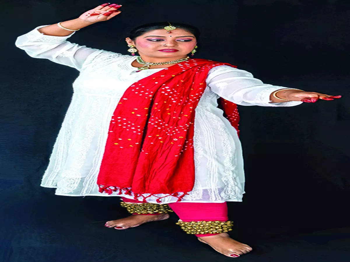 Kathak dancer giving a mesmerising performance in front of a white  background Stock Photo - Alamy