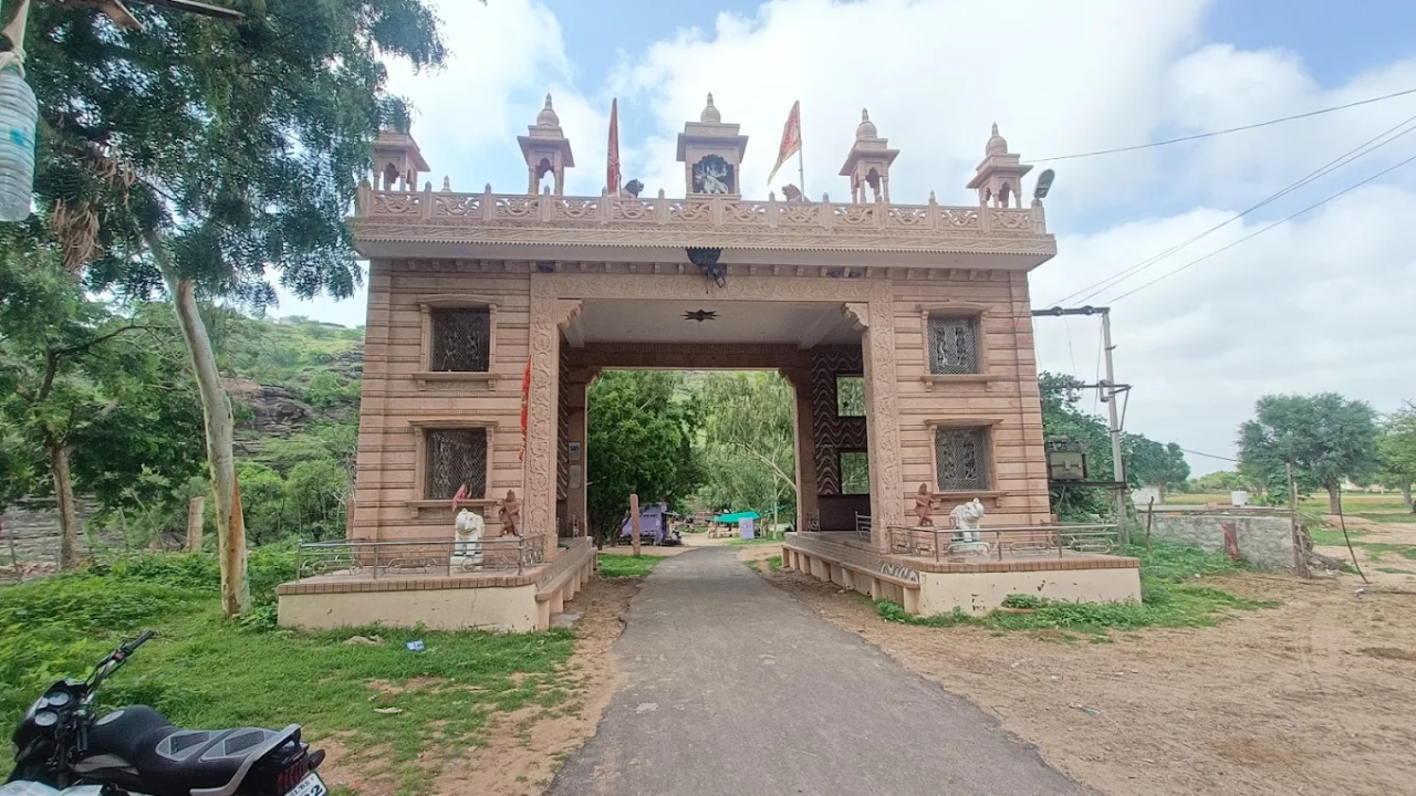 At Bagoria Mata temple, the priest’s responsibilities include the rituals associated with the goddess, including pooja, aarti, bhog and other customary practices.