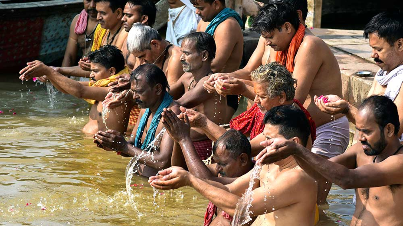 One family representative can perform the ritual according to the prescribed procedure.