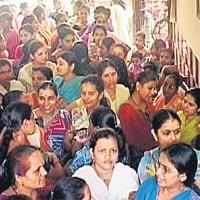 800 parents barge into Thane school over 100% fee hike