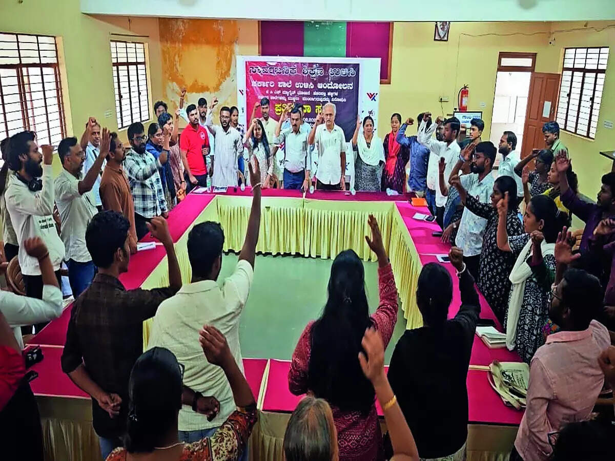 Students protest scheme that may shut 25,000 govt schools