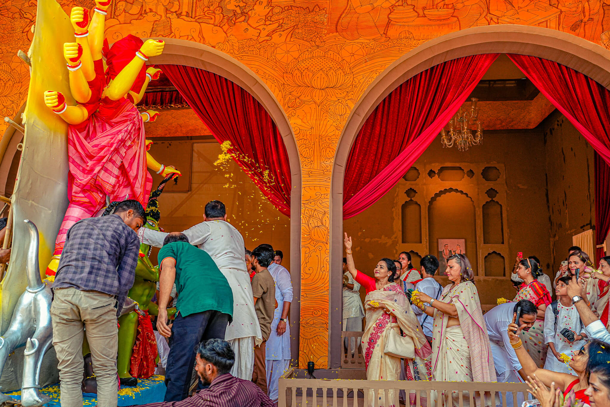 Once the idols reached the pandal and were placed on the bedi, the gathering sang Anandloke, composed by Rabindranath Tagore, followed by Vande Mataram.