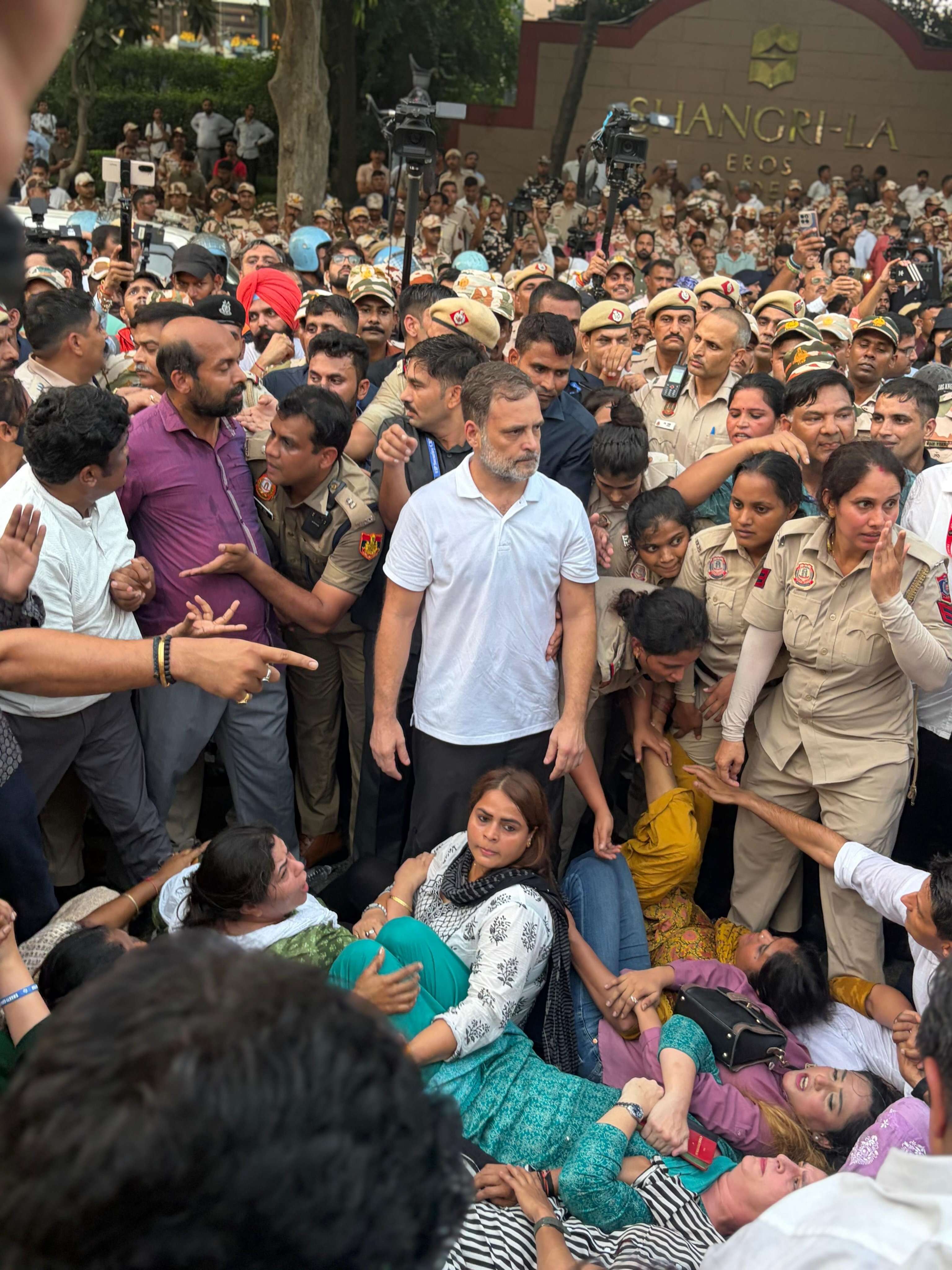 As Priyanka was lying down, Congress and INDIA bloc leaders encircled her. HUB1nrpbwAAhfls